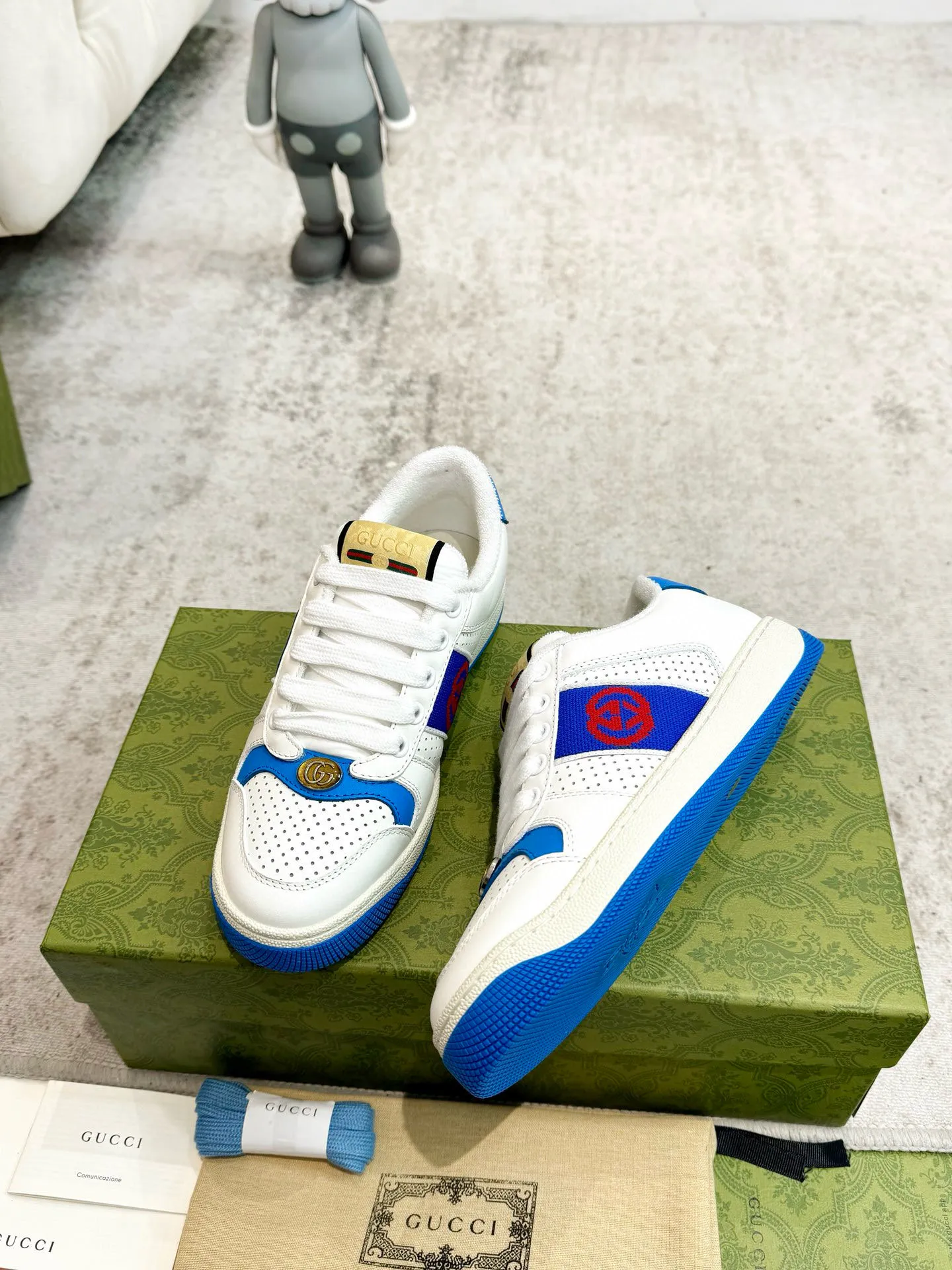 Ex-factory price: 540💰 GUCCI Gucci's newly upgraded back cover lining, top-notch old dirty shoes, classic casual sports shoes for couples, retro sneakers and old G family dirty shoes, updated at the counter simultaneously! ①The shoe upper has the same water-based edge coating process as the original version⚠️The ordinary oil edges on the market have a strong glue feel and are easy to fall off! Grade A first-layer nubuck leather (with pores)/matching computer embroidered double G cloth, high-density terry velvet lining. ② A PVC transparent small round mark sealing line is added to the details of the midsole. The mold is opened six times and the jewelry craftsmanship is used to customize the two-color double G buckle, striving to be the same as the original version. A pair of buttons is more than three times more expensive than ordinary buckles on the market. ③An old two-color washable label, the chip is placed on the outer waist of the right foot, the entire shoe is completely hollowed out with rubber technology, TUP material (rubber to distinguish the market) with the latest green packaging from the counter, 3D printed handbag, and a pair of shoelaces. There is no pressure when entering and exiting the counter. You can buy a 1:1 accurate replica of the original version and modify and upgrade it repeatedly. The details are perfectly restored, the materials are all customized, and they are truly top-notch. Please look at the details clearly to identify the quality. Upper: First-layer frosted cowhide/embroidered double G cloth. Lining: original high-density velvet lining. Foot pads: original pearlescent sheepskin. Outsole: private molded vacuum TPU material. Packaging: original top-grade full set packaging at the counter. Shoe size: women's size 35-40, men's size 39-44 (men's size 38, 45🉑️customized, non-returnable)